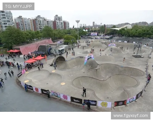 成都滑板队在极限运动嘉年华中的灵活性表现引发热议与赞赏